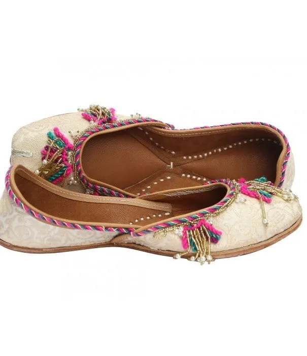 Aurora - Off White Tasseled Brocade & Leather Juttis
