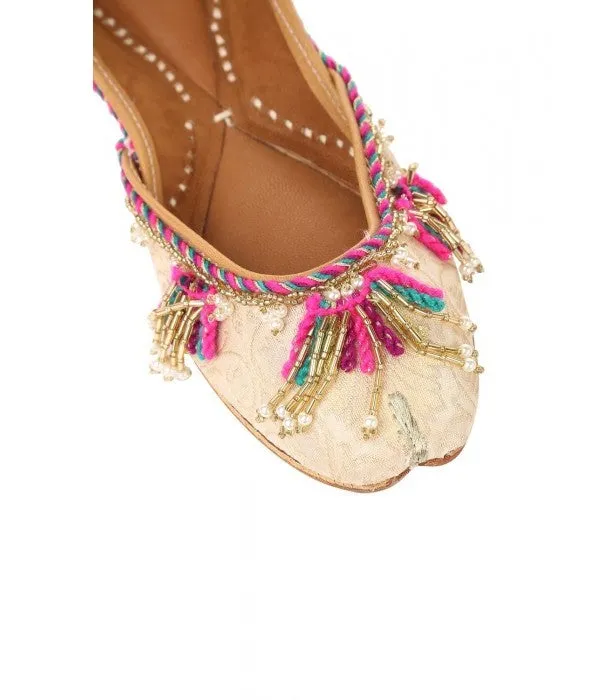 Aurora - Off White Tasseled Brocade & Leather Juttis