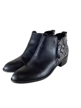 Boots Ankle Flats By Clothes Mentor In Black, Size: 10.5
