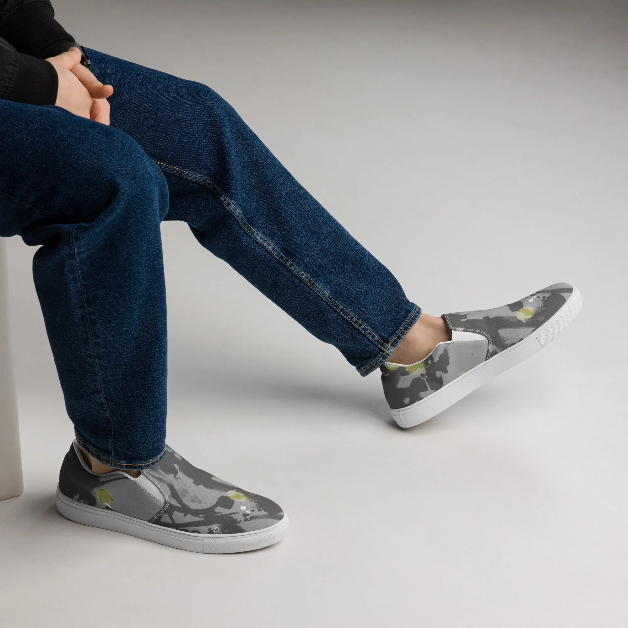 Chamomile print Men’s slip-on canvas shoes Art by Delesslin George-Warren