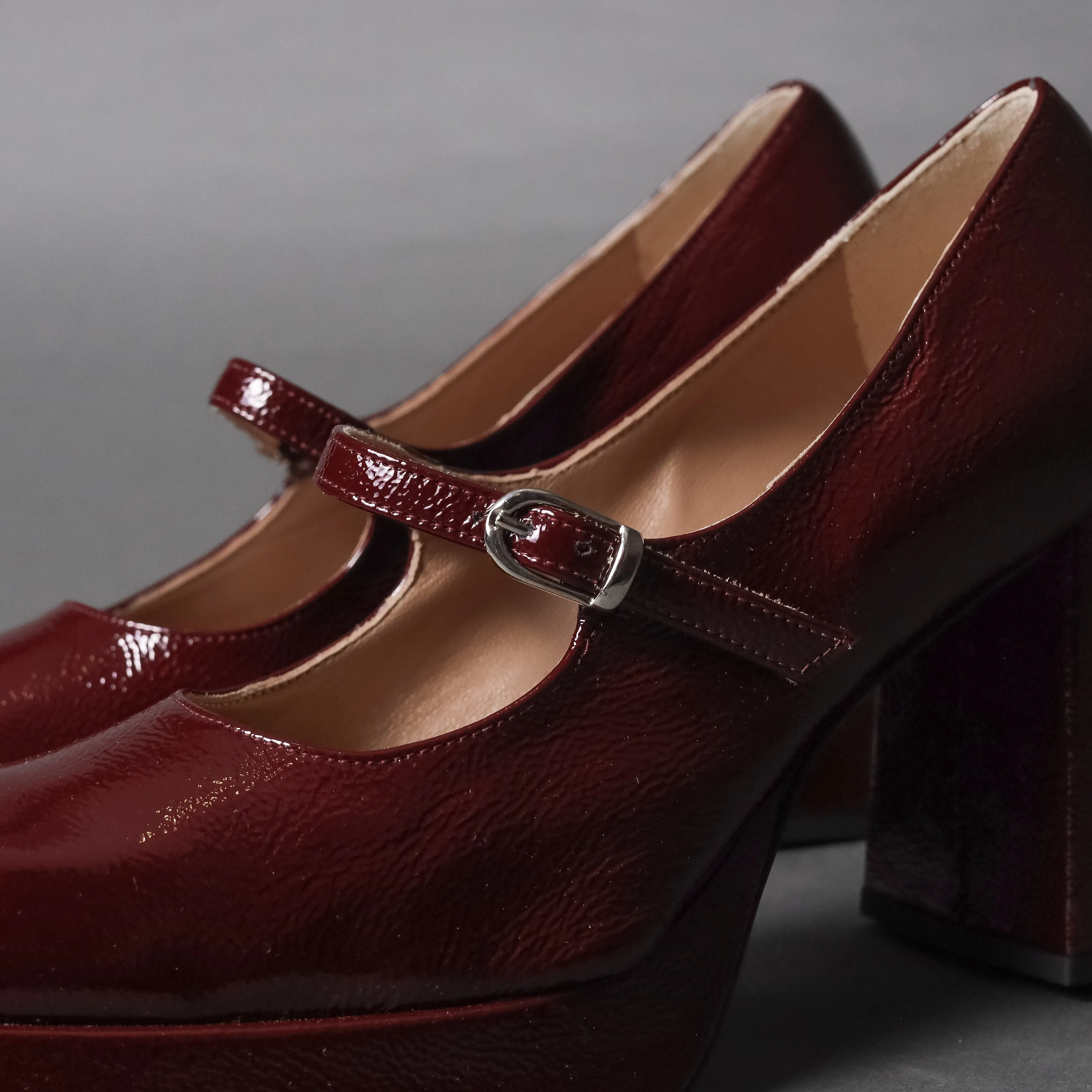 Sure! To better optimize the title of the product Sirmione Bordo for e-commerce, it would be helpful to know what the product is. However, I can suggest a general approach to make the title more descriptive and appealing.

If Sirmione Bordo refers to a type of clothing, for instance, a dress, the optimized title could be:

Elegant Sirmione Bordo Midi Dress – Perfect for Summer Events and Casual Outings

If it refers to a different category like home décor, it could be:

Charming Sirmione Bordo Decorative Pillow – Stylish Accent for Your Living Room

Please provide more details about the product for a more tailored suggestion!
