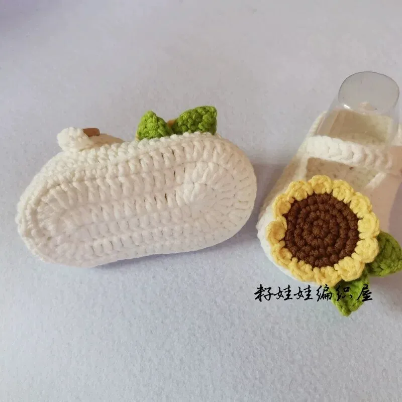 Sunflower crochet baby shoes. Cute boho baby shoes. 0-6 months.